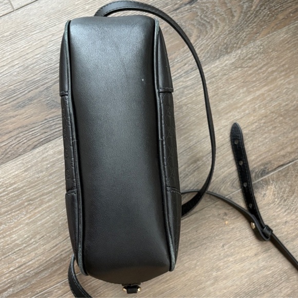 Gucci embossed black leather camera bag. - Picture 4 of 8